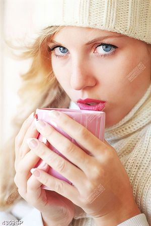 Tranh cô gái xinh đẹp uống trà nóng