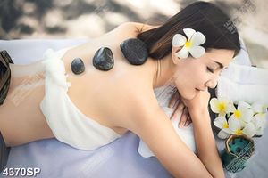 Tranh ngưởi đẹp nằm thư giãn đá nóng