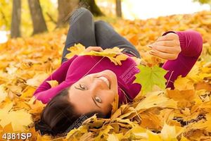 Tranh cô gái nẵm trên thảm lá mùa thu