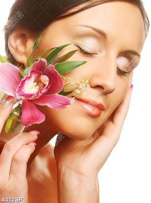 Tranh người đẹp nhắm mắt bên bông hoa lan