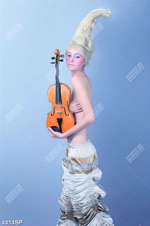 Tranh người mẫu bán khỏa thân nghệ thuật bên đàn violon