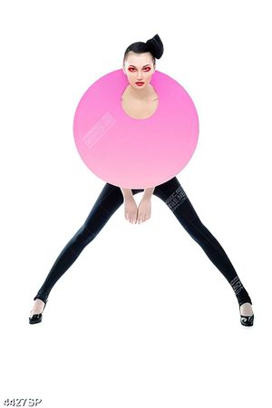 Tranh cô gái đeo chiếc bảng hồng nghệ thuật