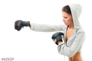 Tranh cô gái tập boxing