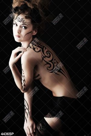 Tranh cô gái vẽ body nghệ thuật
