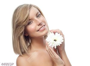 Tranh người đẹp cầm hoa cúc trắng