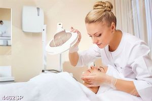 Tranh cô gái nằm chăm sóc da