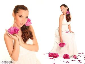 Tranh canvas cô gái trẻ cầm hoa