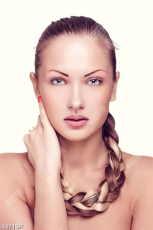 Tranh gương mặt xinh đẹp