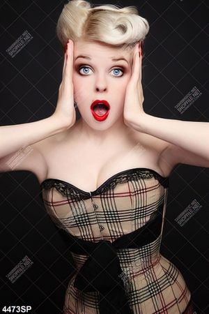 Tranh cô gái với gương mặt biểu cảm nhạc nhiên