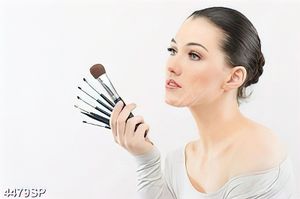 Tranh người đẹp cầm cọ trang điểm