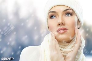 Tranh spa cô gái trẻ xinh đẹp