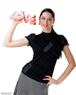 Tranh cô gái cầm chữ Love