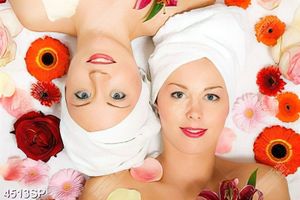 Tranh hai cô gái nằm bên những bông hoa