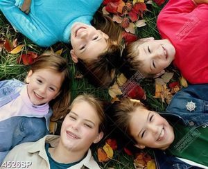 Tranh những em bé nằm trên thảm cỏ