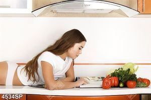 Tranh cô gái trẻ và rau quả tươi