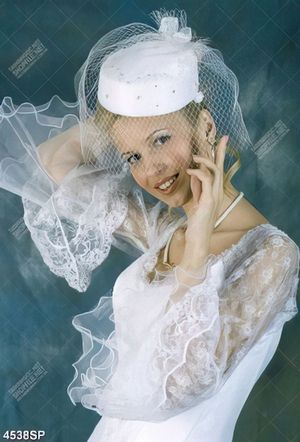 Tranh cô gái đội mũ voan trắng