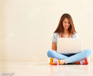 Tranh cô gái ngồi xem laptop