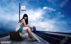 Tranh cô gái ngồi bên đường ray tàu