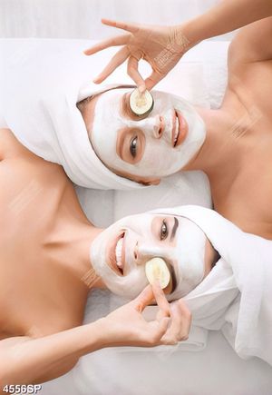 Tranh cô gái trẻ uống rượu vang