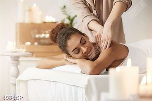Tranh cô gái nằm chăm sóc da trong spa