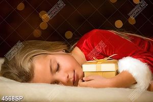 Tranh bé gái nằm bên hộp quà nhỏ