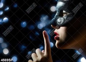 Tranh gương mặt cô gái đeo mặt nạ