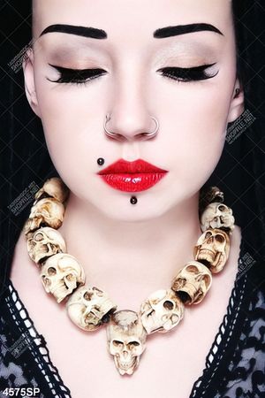 Tranh cô gái cười tươi