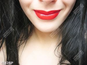 Tranh cô gái tô son đỏ nổi bật
