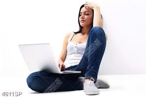 Tranh cô gái trẻ ngồi dựa bên tường
