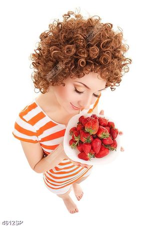 Tranh treo spa cô gái cầm đĩa dâu tây đỏ