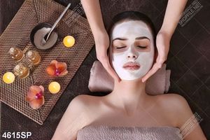 Tranh cô gái nằm chăm sóc da