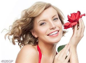 Tranh cô gái cầm bông hoa đỏ