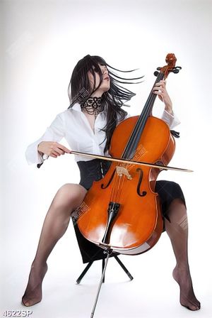 Tranh cô gái đánh đàn violon