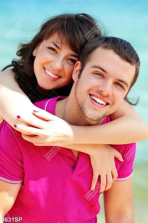 Tranh cặp đôi trẻ cười rạng rỡ