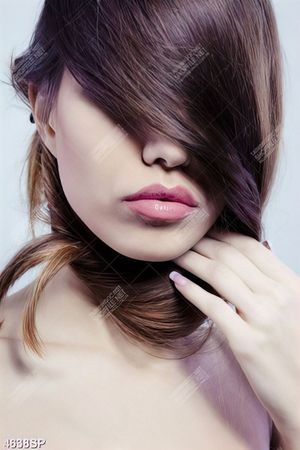 Tranh mái tóc che đi gương mặt cô gái
