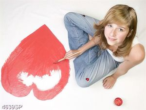Tranh cô gái vẽ trái tim đỏ