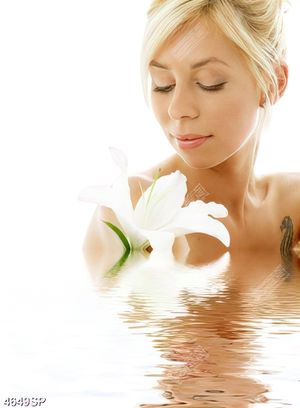 Tranh cô gái và bông hoa lan trắng treo tường spa
