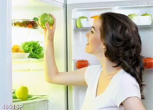 Tranh cô gái đừng bên tủ lạnh