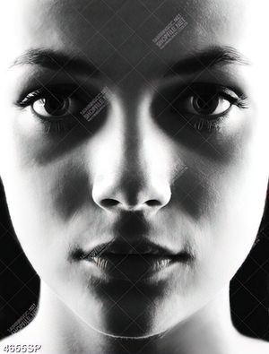 Tranh gương mặt cô gái trẻ