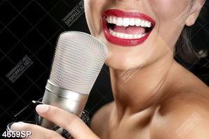 Tranh người đẹp cầm micro