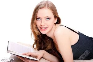 Tranh cô gái cầm quyển sách