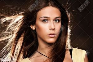 Tranh cô gái trẻ xinh đẹp treo trang trí spa