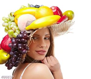 Tranh cô gái đội chiếc mũ trái cây