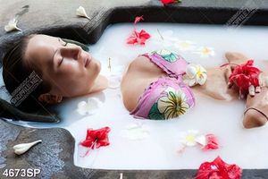 Tranh người đẹp ngâm mình trong bồn tắm