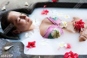 Tranh cô gái ngâm mình thư giãn trong bồn tắm