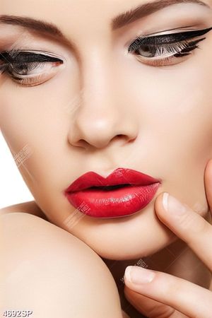 Tranh gương mặt tô son đỏ gợi cảm