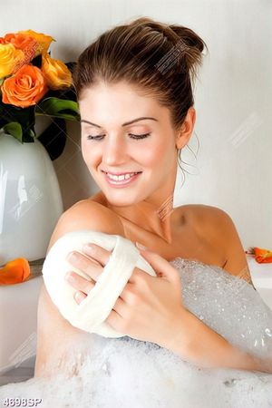 Tranh cô gái tắm bọt xà phòng