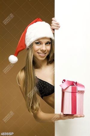 Tranh người đẹp mặc bikini cầm hộp quà