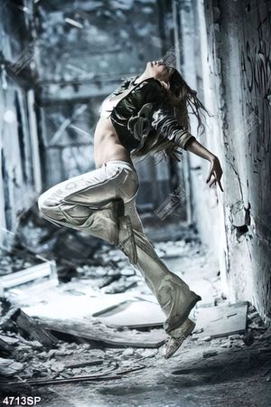 Tranh người mẫu tạo dáng nghệ thuật