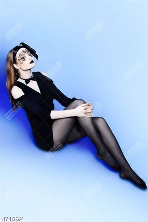 Tranh người mẫu make up nghệ thuật treo spa